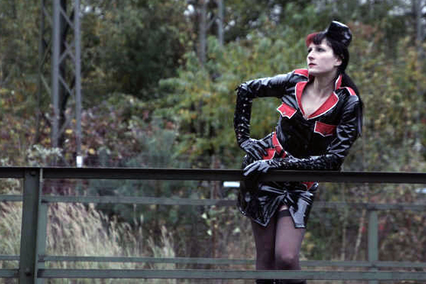 Uniform Lack Kleid Vinyl Qualität Textilapplikation Druckknöpfe Gürtel schwarz rot weiß