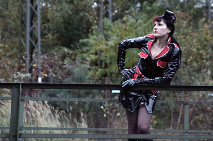 Uniform Lack Kleid Vinyl Qualität Textilapplikation Druckknöpfe Gürtel schwarz rot weiß