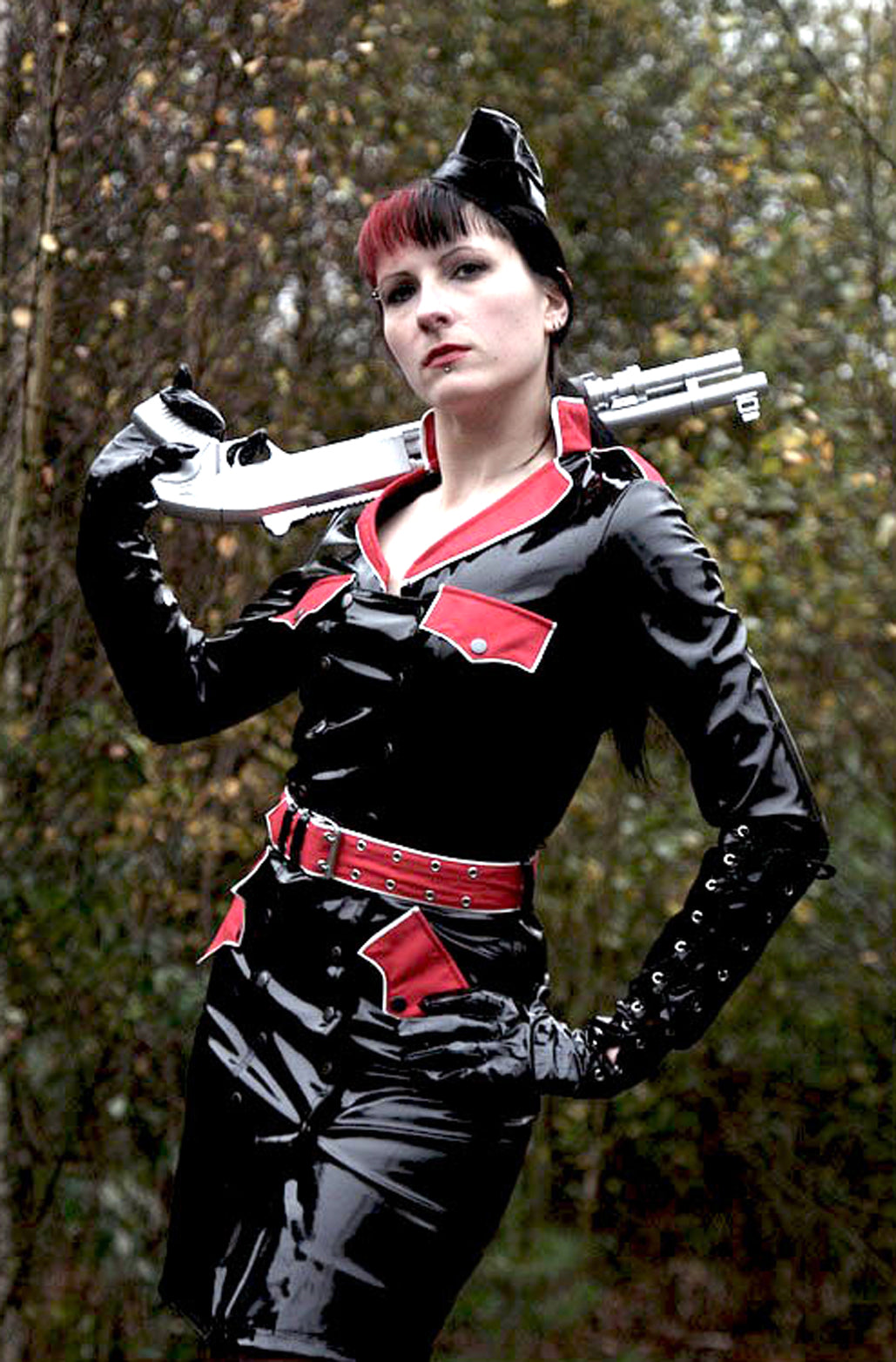 Uniform Lack Kleid Vinyl Qualität Textilapplikation Druckknöpfe Gürtel schwarz rot weiß