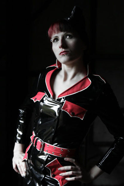 Uniform Lack Kleid Vinyl Qualität Textilapplikation Druckknöpfe Gürtel schwarz rot weiß