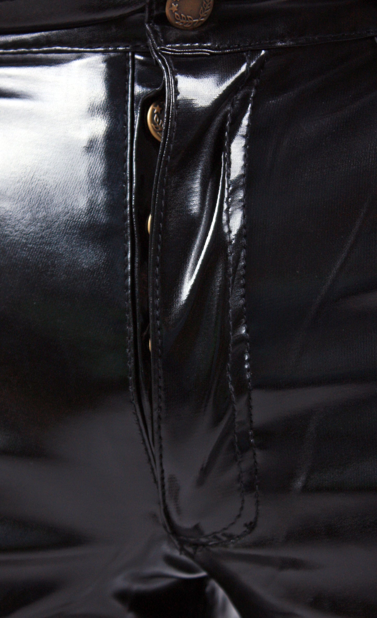 Lack Hose in Vinyl Qualität schwarz 5 Pocket Style Knopfleiste in alle Größen