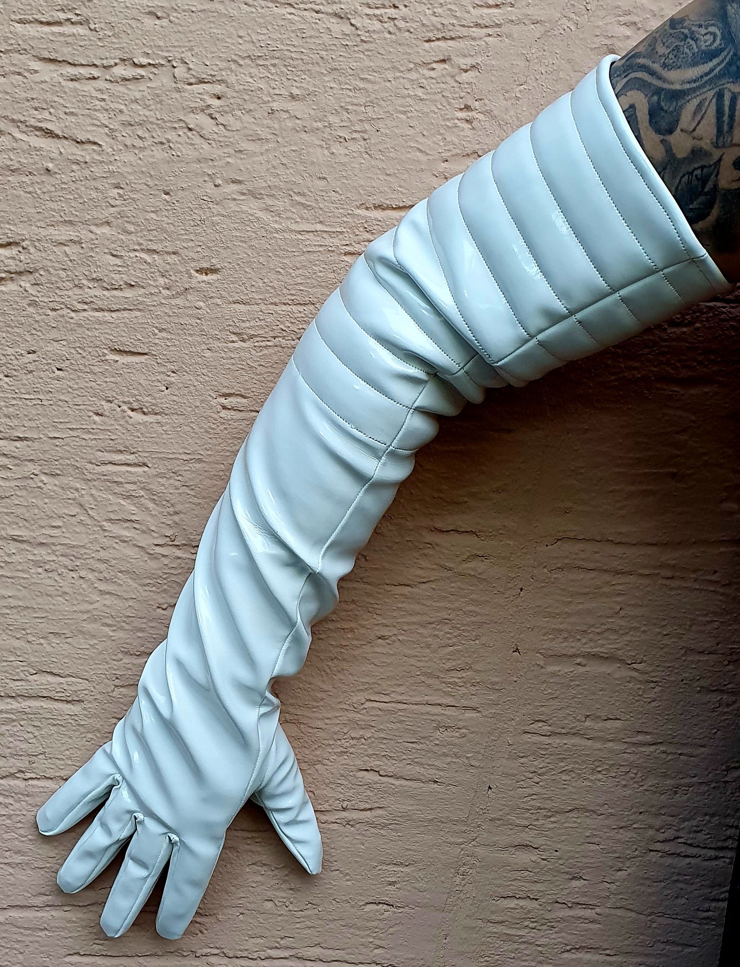 Lange Damen Lack Handschuhe in Vinyl Qualität Oberarmbereich gesteppt schwarz weiß