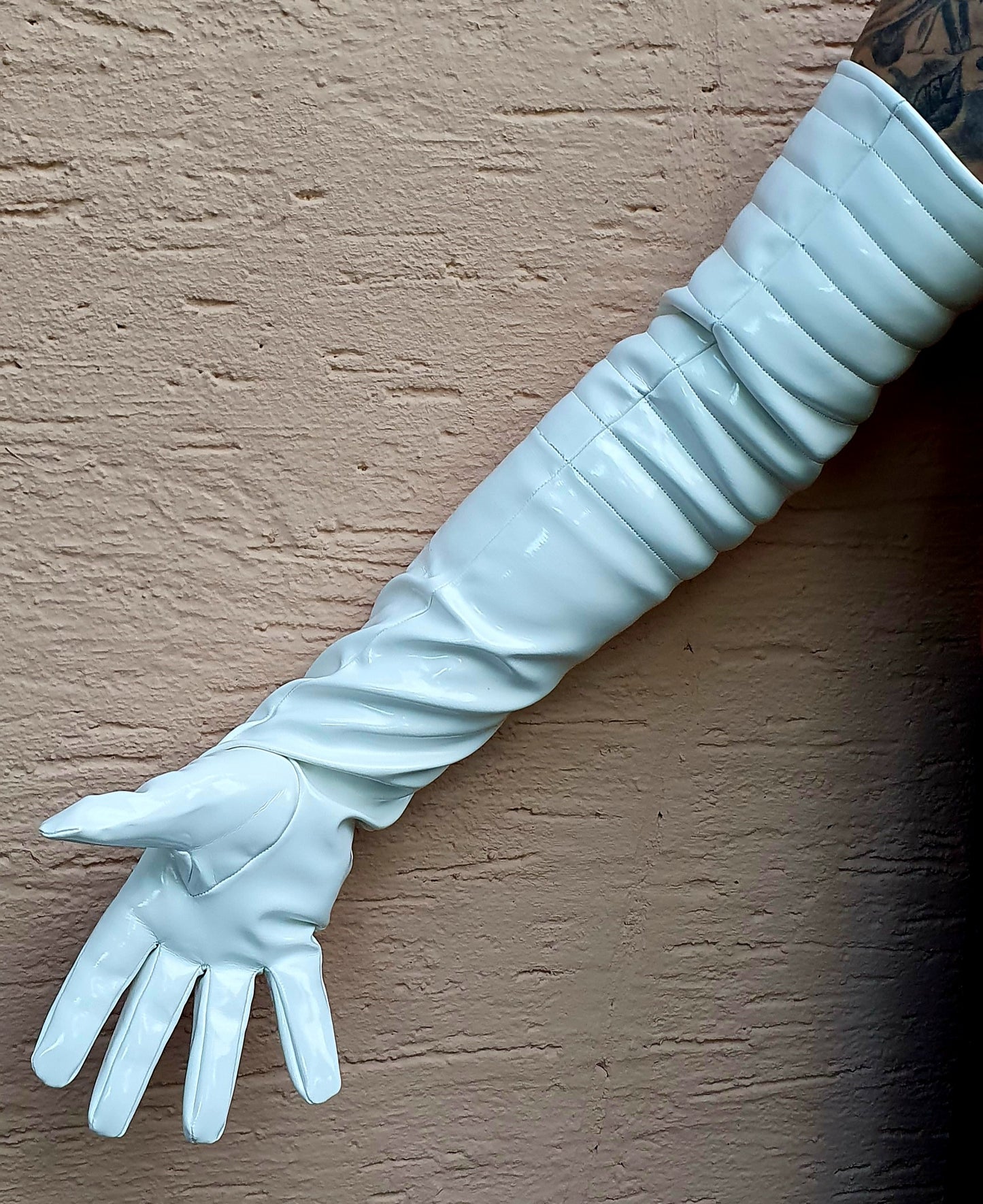 Lange Damen Lack Handschuhe in Vinyl Qualität Oberarmbereich gesteppt schwarz weiß