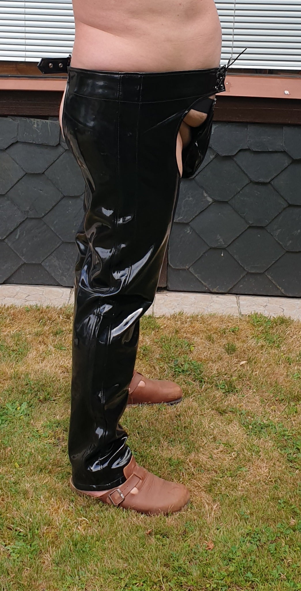 Lack Chaps in Vinyl Qualität YKK Zipper Gürtelschnalle Ösen verstärkt Schnürung