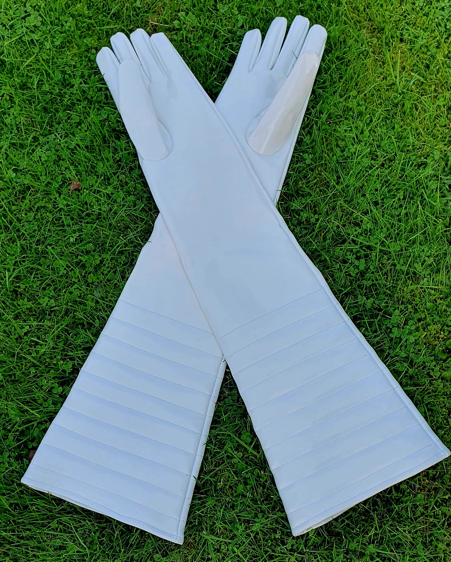 Lange Damen Lack Handschuhe in Vinyl Qualität Oberarmbereich gesteppt schwarz weiß