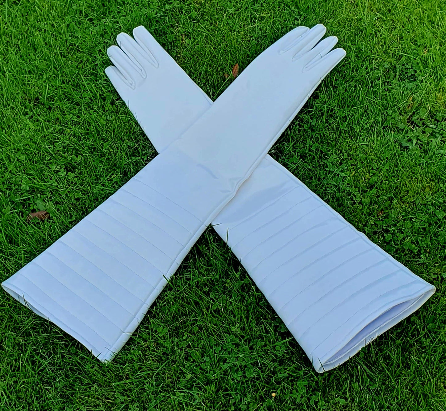 Lange Damen Lack Handschuhe in Vinyl Qualität Oberarmbereich gesteppt schwarz weiß