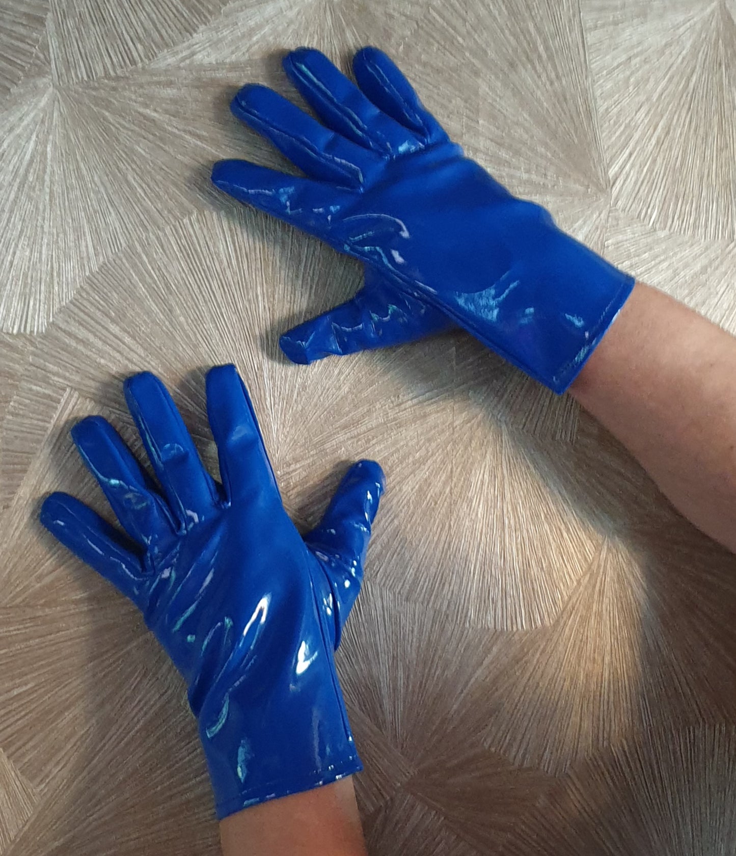 Kurze Lack Damen Handschuhe in Vinyl Qualität von FWT Spaßfaktor Langlebigkeit