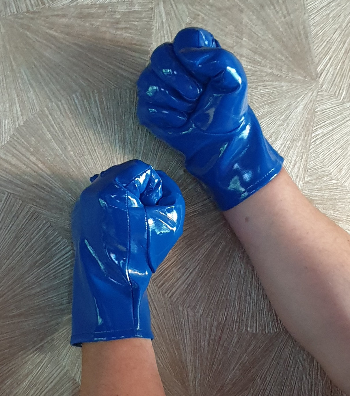 Kurze Lack Damen Handschuhe in Vinyl Qualität von FWT Spaßfaktor Langlebigkeit