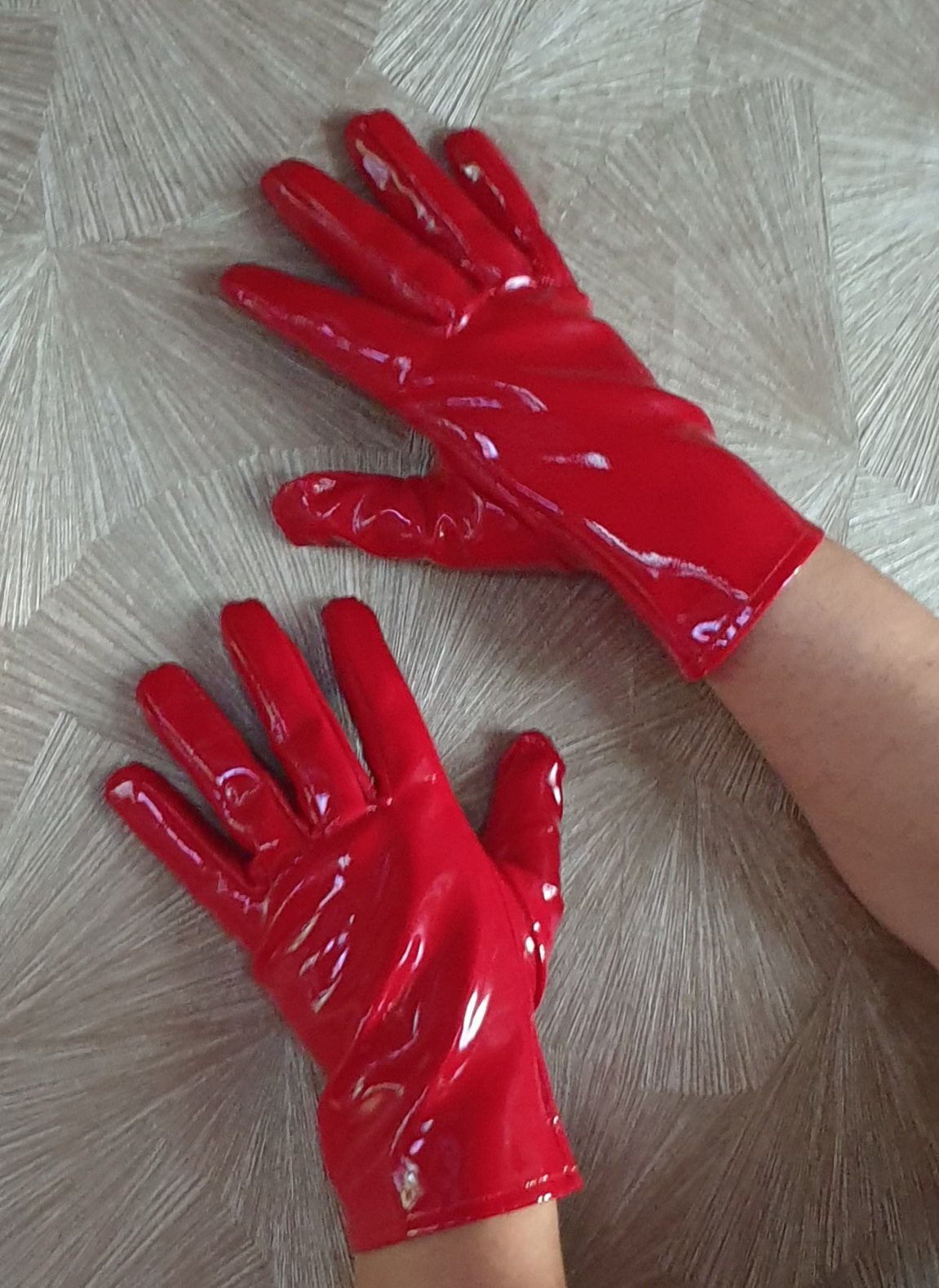 Kurze Lack Damen Handschuhe in Vinyl Qualität von FWT Spaßfaktor Langlebigkeit