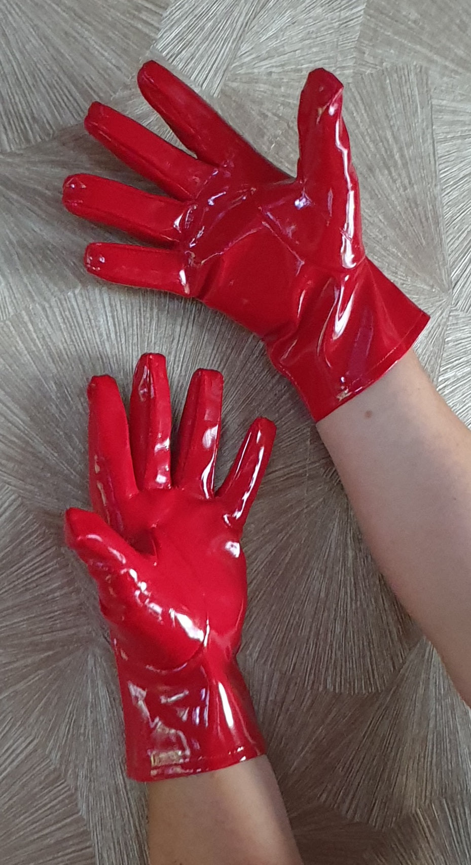 Kurze Lack Damen Handschuhe in Vinyl Qualität von FWT Spaßfaktor Langlebigkeit