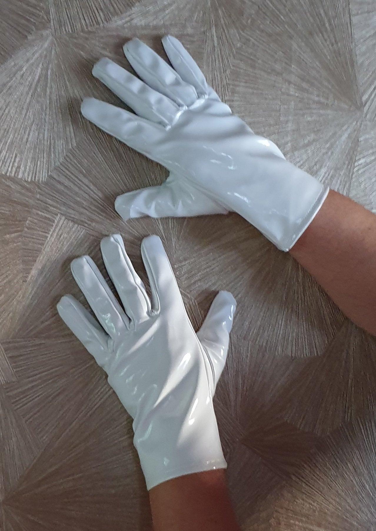 Kurze Lack Damen Handschuhe in Vinyl Qualität von FWT Spaßfaktor Langlebigkeit