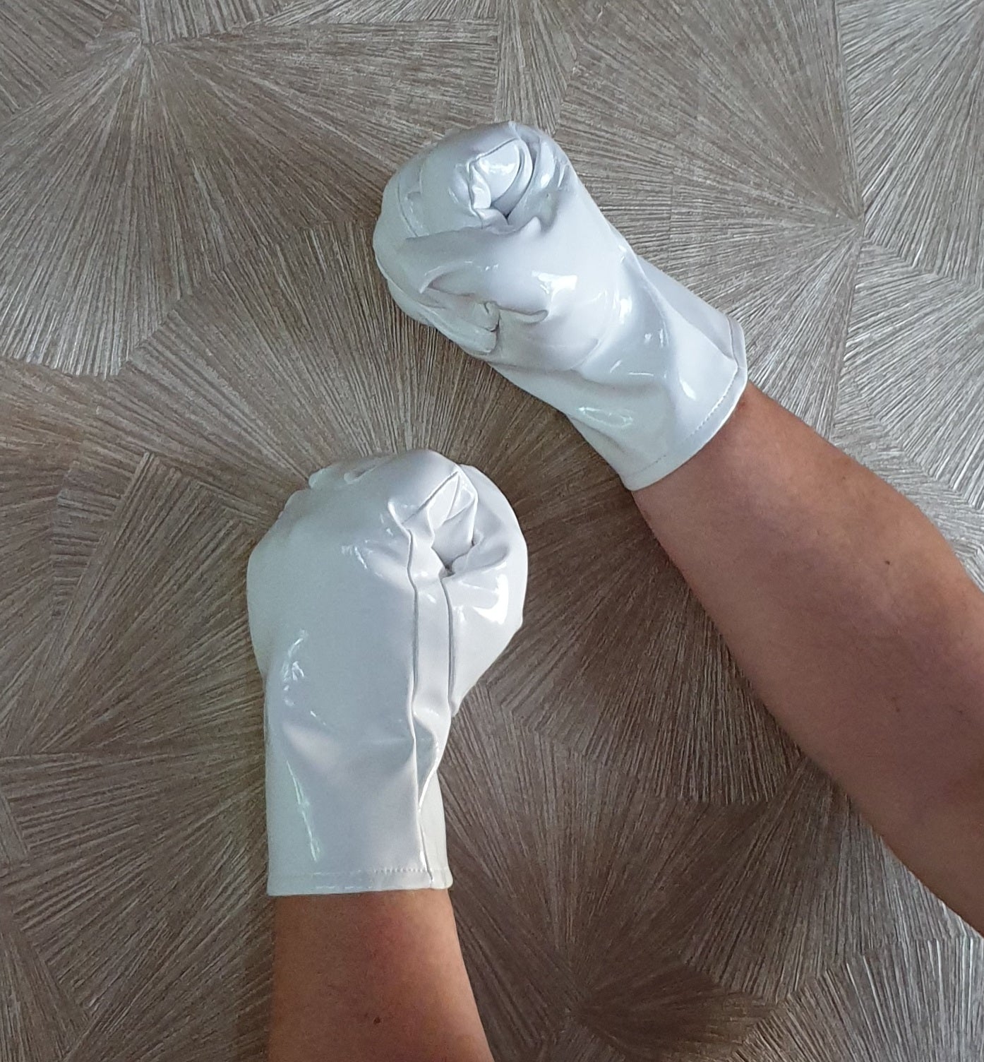 Kurze Lack Damen Handschuhe in Vinyl Qualität von FWT Spaßfaktor Langlebigkeit