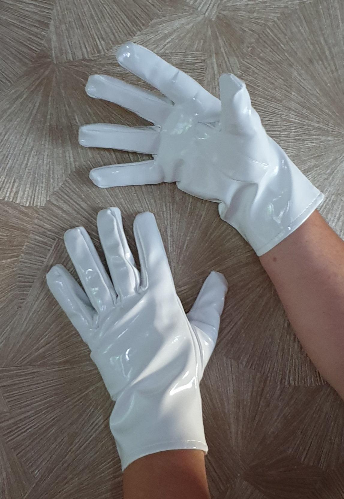 Kurze Lack Damen Handschuhe in Vinyl Qualität von FWT Spaßfaktor Langlebigkeit
